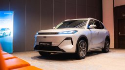 Китайски модел стана най-достъпният плъгин хибриден SUV в България (видео)