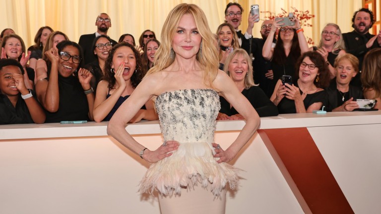 Червеният килим на "Оскар"-ите разцъфтя в пролетни тонове (снимки)