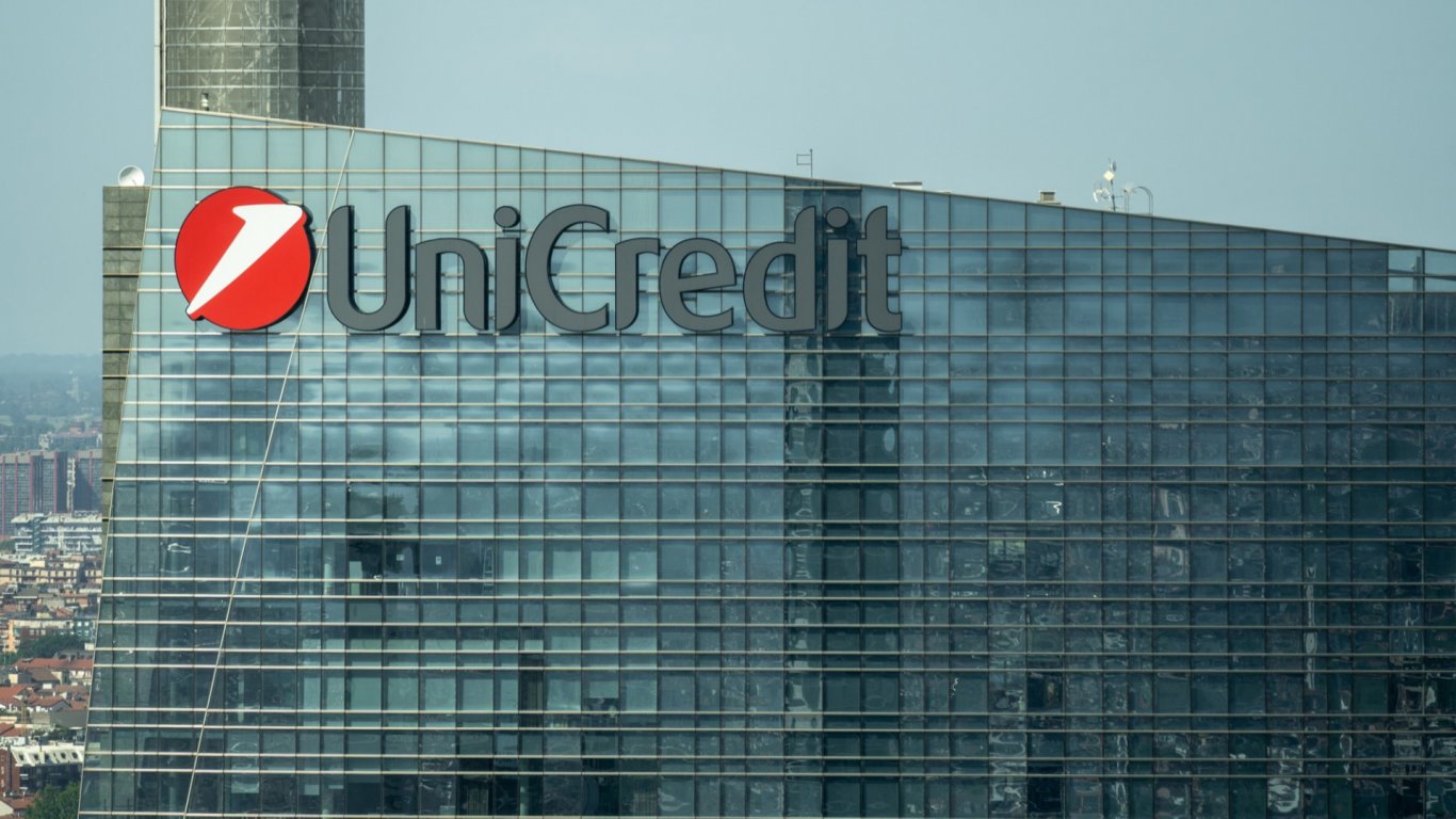 UniCredit проучва възможности за придобиване на Commerzbank