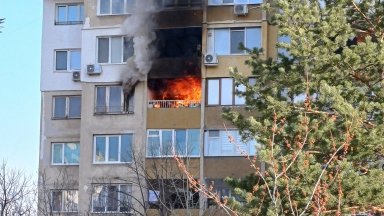 Евакуират жители на 10-етажен блок в столичния квартал "Дружба" заради пожар (видео)