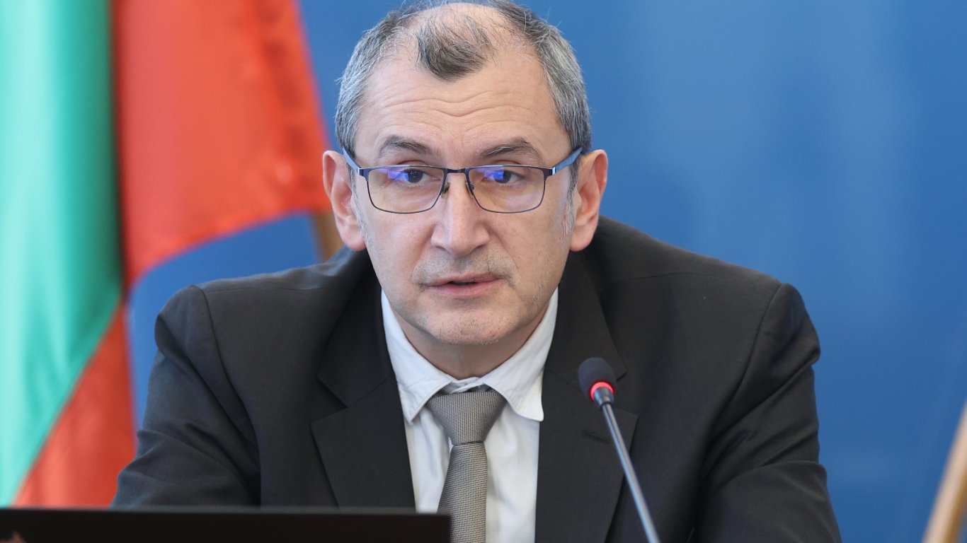 Здравният министър: Една шепа олигарси злоупотребяват с ПВУ