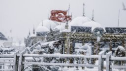 Снежна буря в Югоизточна Турция блокира достъпа до близо 150 населени места (видео)