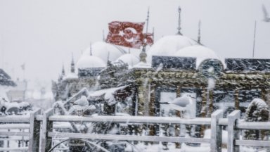 Снежна буря в Югоизточна Турция блокира достъпа до близо 150 населени места (видео)