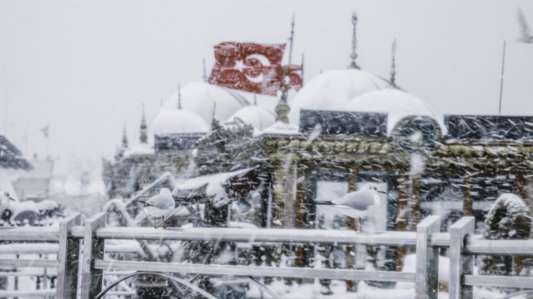 Снежна буря в Югоизточна Турция блокира достъпа до близо 150 населени места (видео)