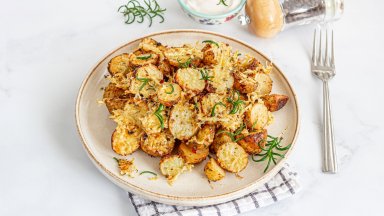 Хрупкави картофки на фурна с чесън и пармезан