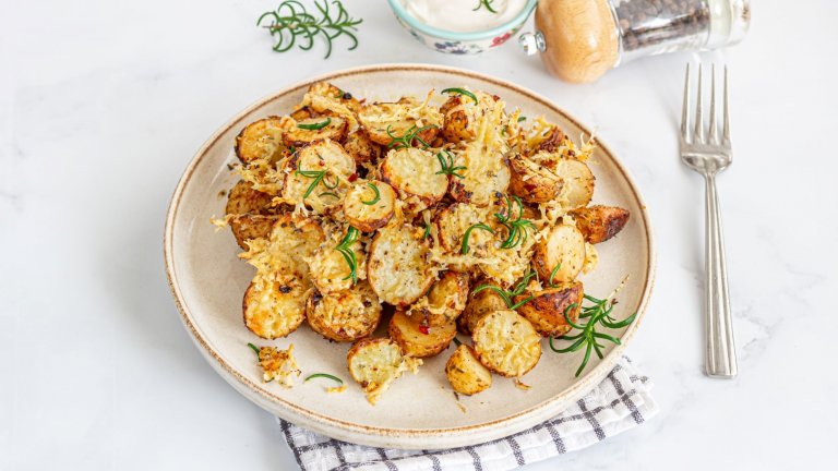 Хрупкави картофки на фурна с чесън и пармезан