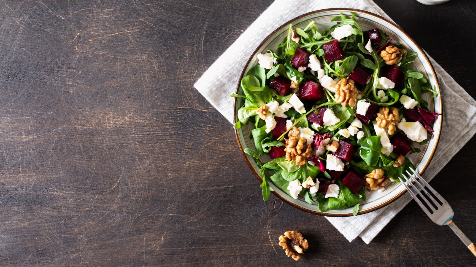 Салата с печено цвекло, сирене, орехи и рукола
