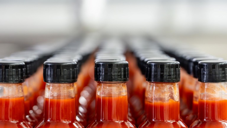 Трябва ли всъщност да съхранявате лютия сос в хладилник