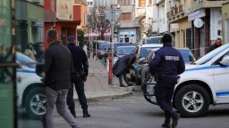 Мъж се застреля в центъра на Бургас (снимки)