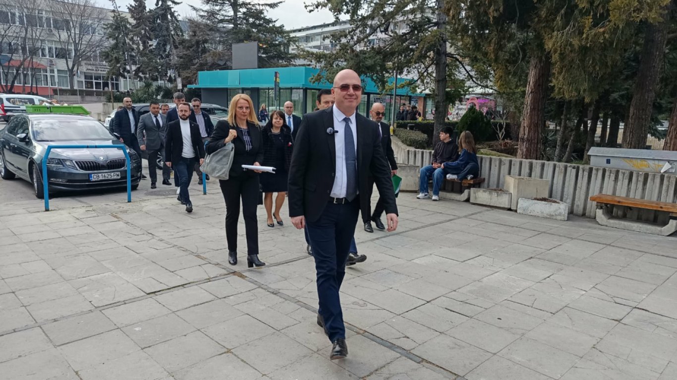 Илин Димитров регистрира листата на "Прогресивна България" във Варна