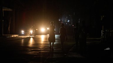 Куба потъна в тъмнина след ново спиране на тока, последва трус от 6 по Рихтер (снимки)