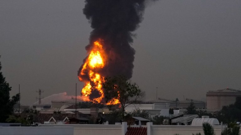 Осма жертва в ОАЕ след ирански обстрел, ракета порази танкер във Фуджейра