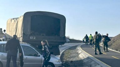 Сблъсък между камион с военни и кола блокира Околовръстния път в Ямбол