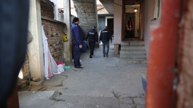 Мащабна акция в Бургас: Задържаха 10 души за изборна търговия и дрога (снимки)