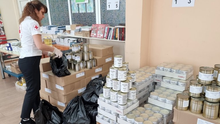 БЧК-Пловдив започна раздаването на втория транш хранителни помощи (снимки)