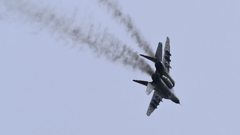 С полети на МиГ-29, F16 и L-39: "Граф Игнатиево" чества 75 г. (снимки/видео)