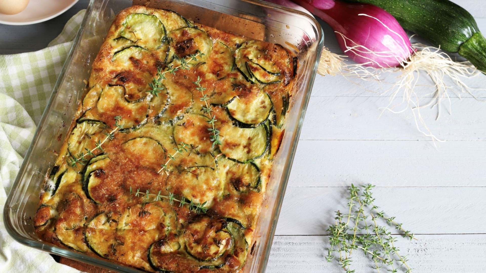 Запечени тиквички с доматен сос и кашкавал