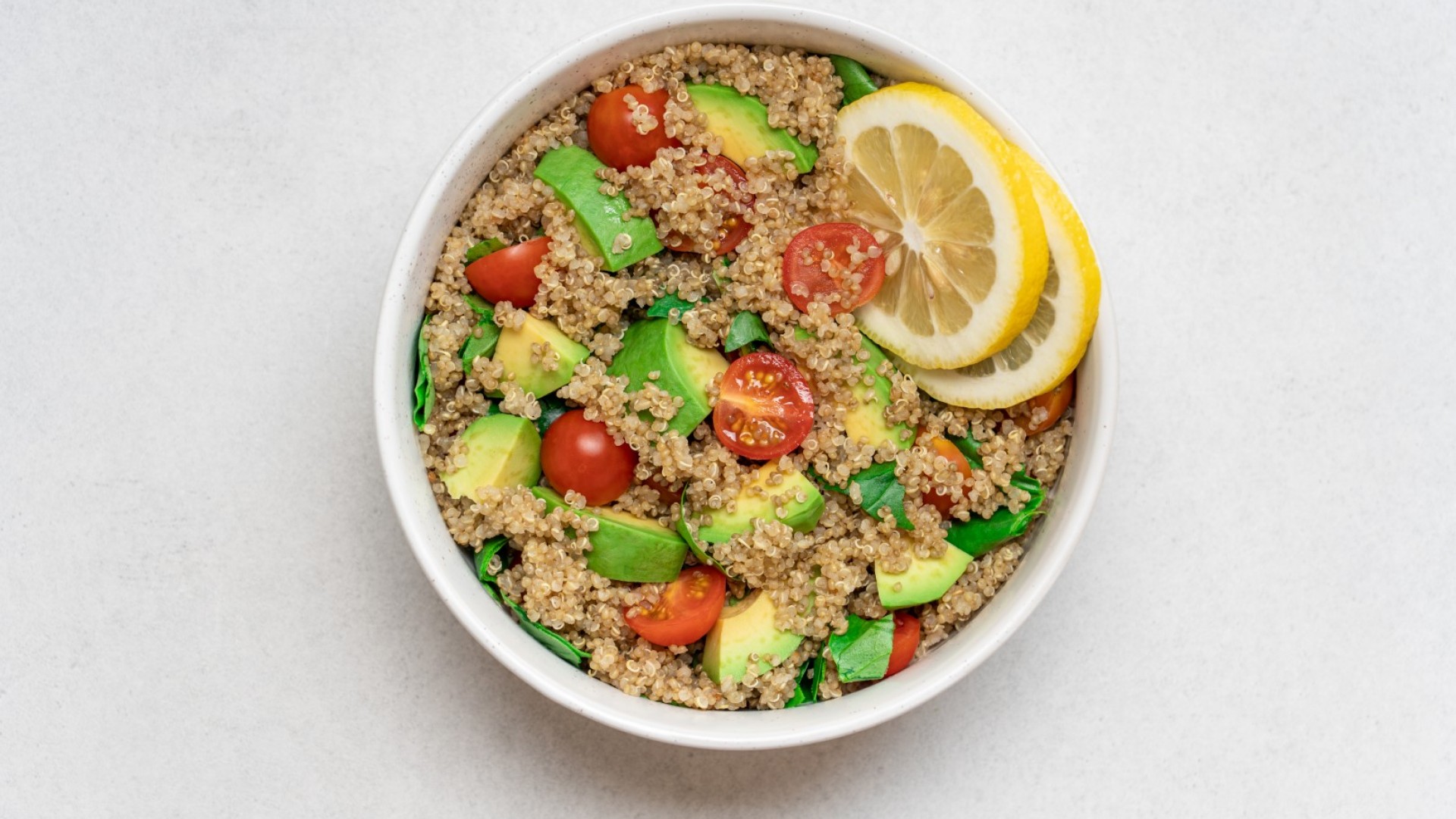 Салата с киноа, авокадо и чери домати