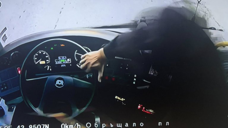 Нападнаха с юмруци шофьор на автобус в Русе