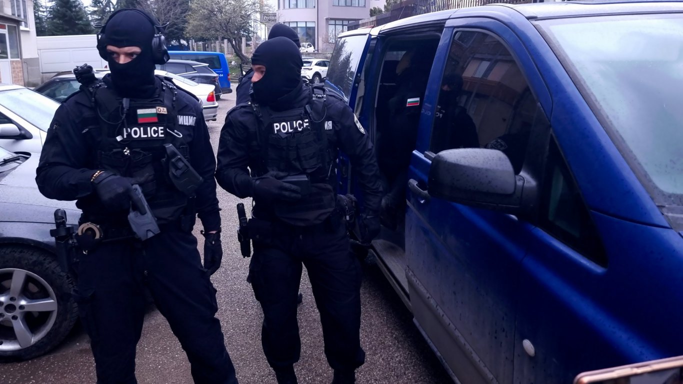 Мъж е задържан с наркотични вещества в автомобил в София