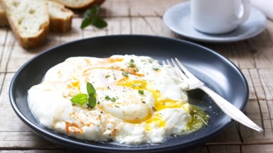 Яйца по турски с кисело мляко и масло