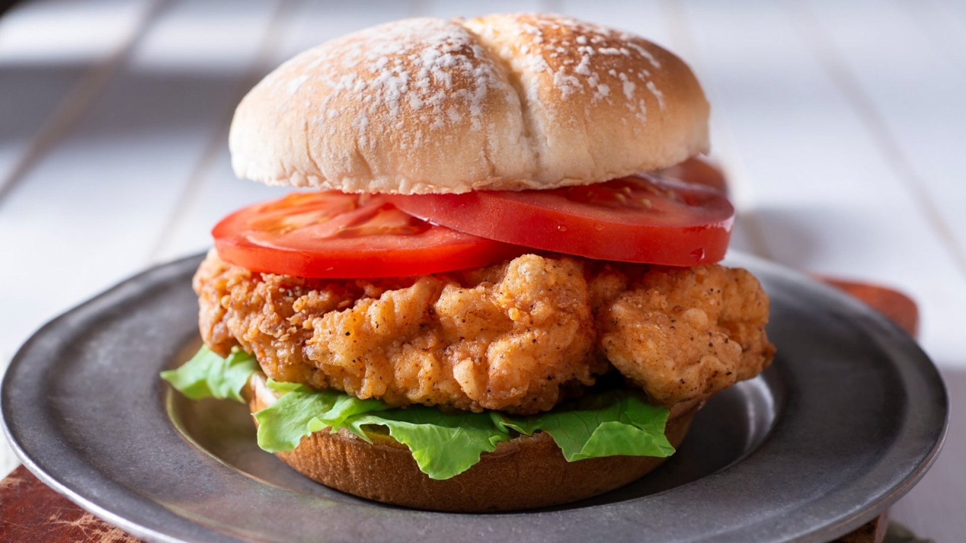 Сандвич с хрупкаво пиле и чеснов сос