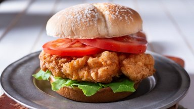 Сандвич с хрупкаво пиле и чеснов сос