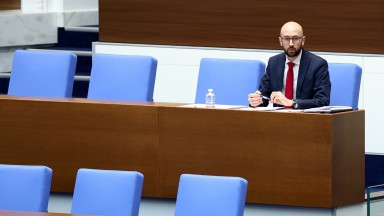 Служебният финансов министър посъветва новото правителство да започне със съкращаване на разходи