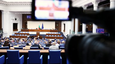 Преди разпускането си депутатите успяха да приемат удължителния бюджет