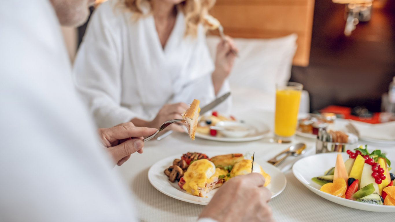 Работа мечта: Вече можете да кандидатствате за "критик на румсървис" и  "изследовател на халати"