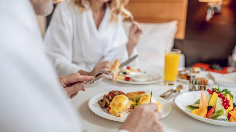 Работа мечта: Вече можете да кандидатствате за "критик на румсървис" и  "изследовател на халати"