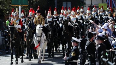 С ритуал и 1000 военни: Чарлз III прие за първи път от 40 г. в Уиндзор нигерийски лидер (снимки)