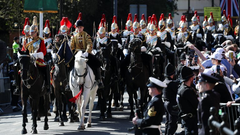 С ритуал и 1000 военни: Чарлз III прие за първи път от 40 г. в Уиндзор нигерийски лидер (снимки)