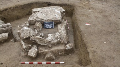 Откриха позлатен венец и старинни монети в двора на несебърско училище