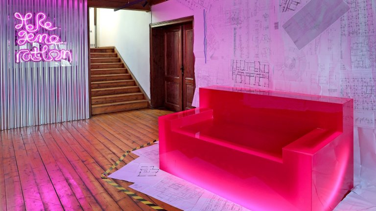 Варненски дизайнери превръщат рециклирани предмети в изкуство с послание