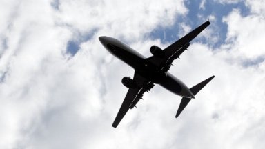 Авиокомпаниите по света пред риск от недостиг на гориво още през април