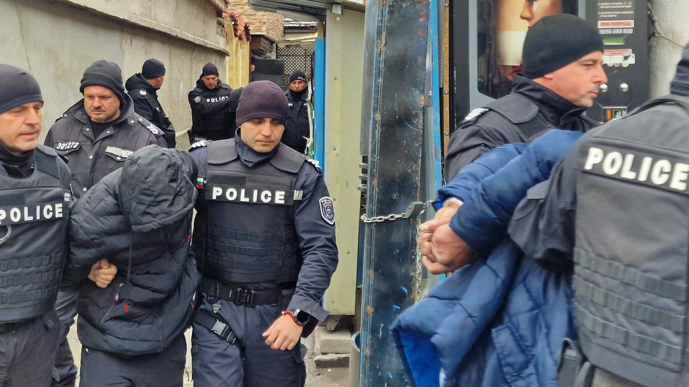 Арестуваха 10 в "Столипиново" за дрога и търговия с гласове (снимки)