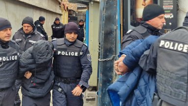 Арестуваха 10 в "Столипиново" за дрога и търговия с гласове (снимки)