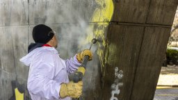 Чистят драсканиците от обществени пространства в София