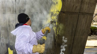 Чистят драсканиците от обществени пространства в София