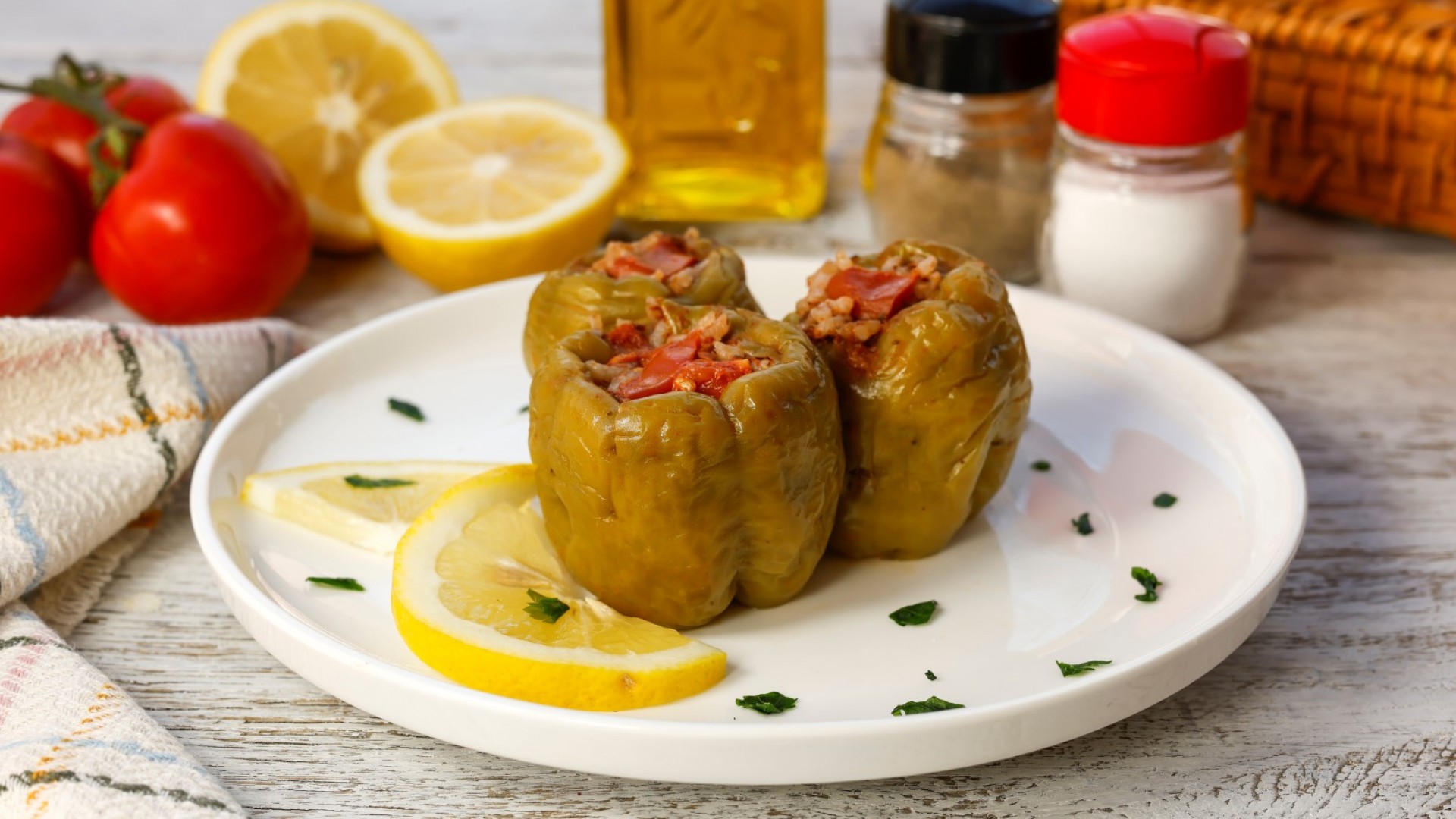 Пълнени чушки с ориз, гъби и мерудии