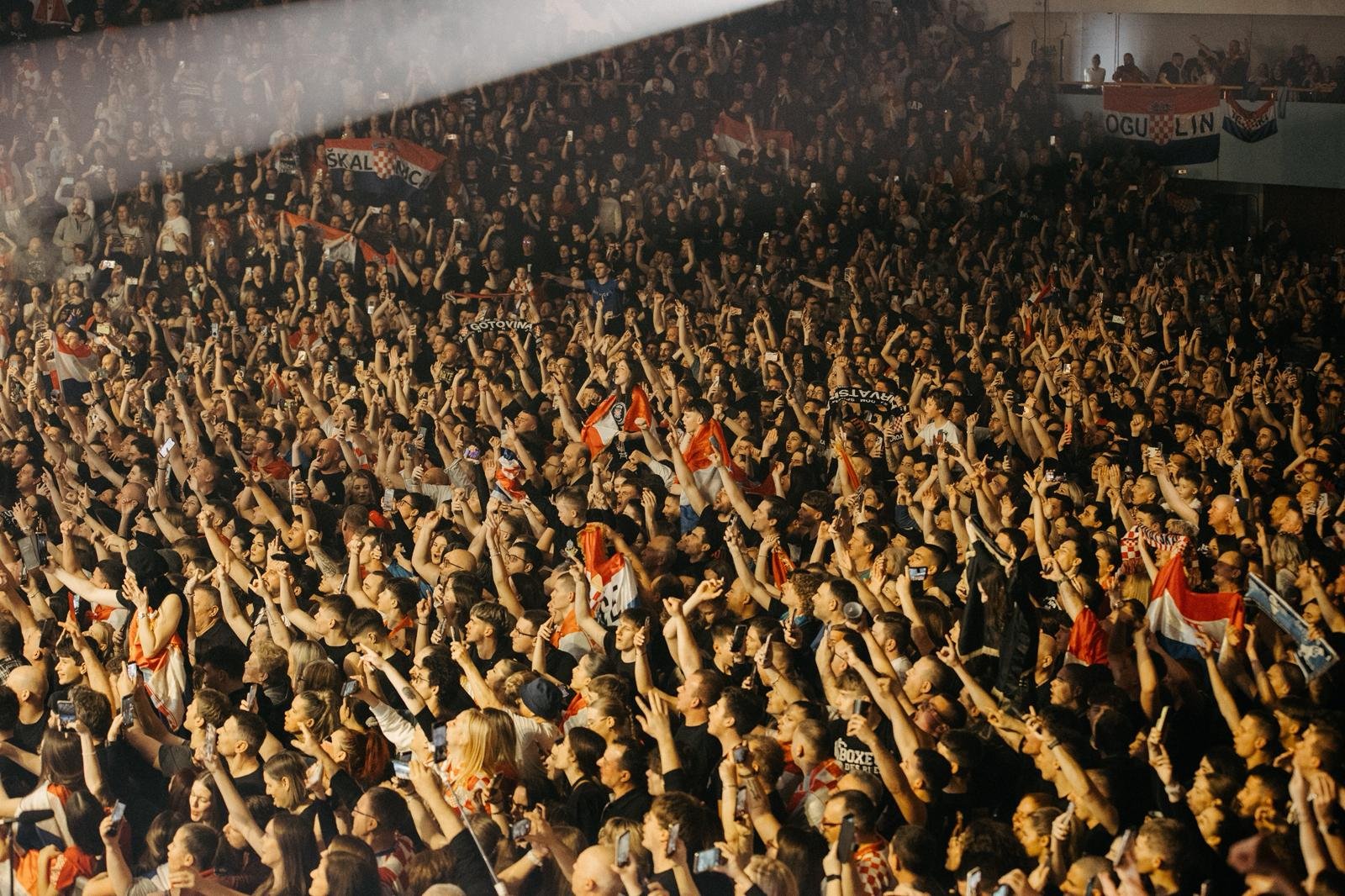 500 000 хиляди пяха и плакаха с Томпсън