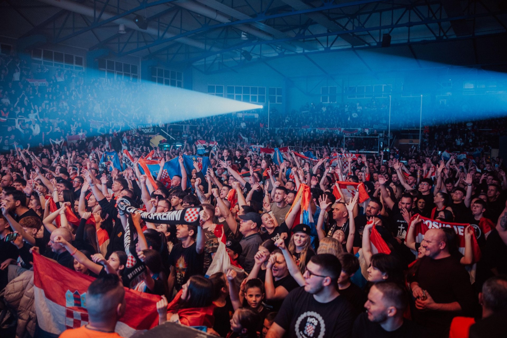 Когато хората усетят опасност, те се сплотяват. Концертите на Томпсън се превръщат в масови гласове срещу всичко ново и несигурно