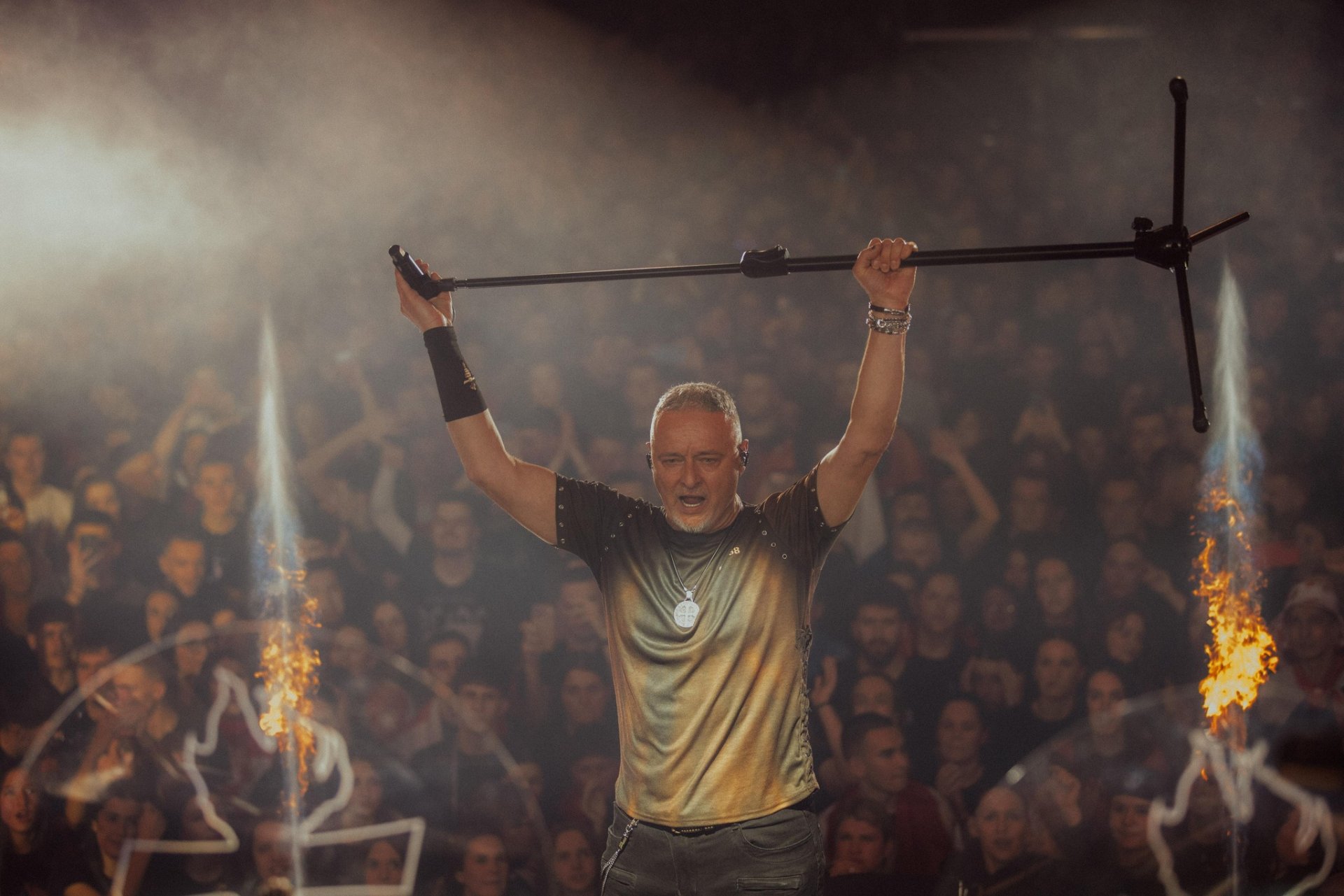  В този свят Томпсън не се чувства остарял; той се чувства неизбежен