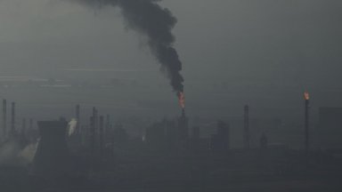 Иранска ракета удари най-голямата петролна рафинерия в Израел (видео)