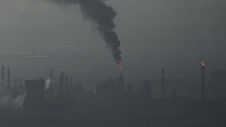 Иранска ракета удари най-голямаята петролна рафинерия в Израел (видеа)