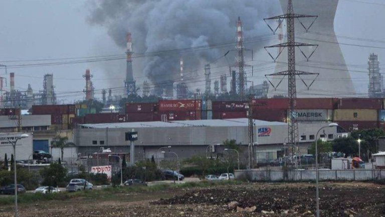 Иранска ракета удари най-голямата петролна рафинерия в Израел (видео)