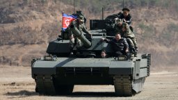 Ким Чен-ун и дъщеря му се качиха на танк по време на армейско учение