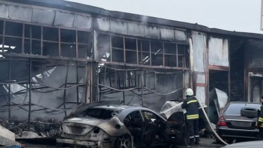 Пожар изпепели около 50 коли и две халета в автоморга в Хасково (снимки/видео)