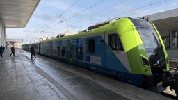 Вижте първия нов влак "Шкода", пристигнал на Централна гара в София (снимки)